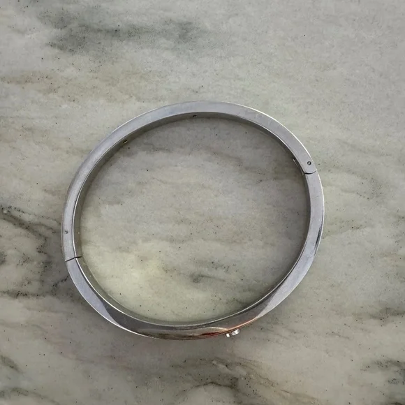 henri bendel new york hinged bangle channel set silver tone bracelet - Picture 4 of 5